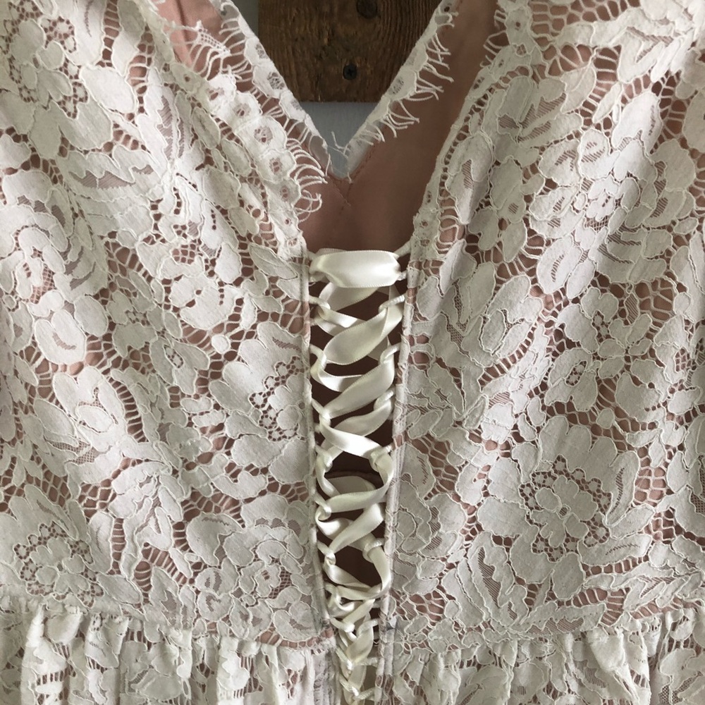 Lulu’s white lace dress - Picture 7 of 14